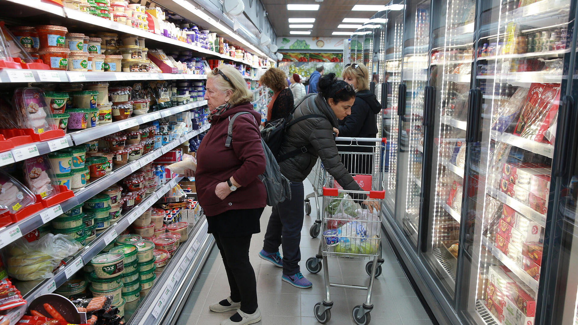 סופרמרקט קניות רשת מזון סניף של רמי לוי בשכונה הרצליה