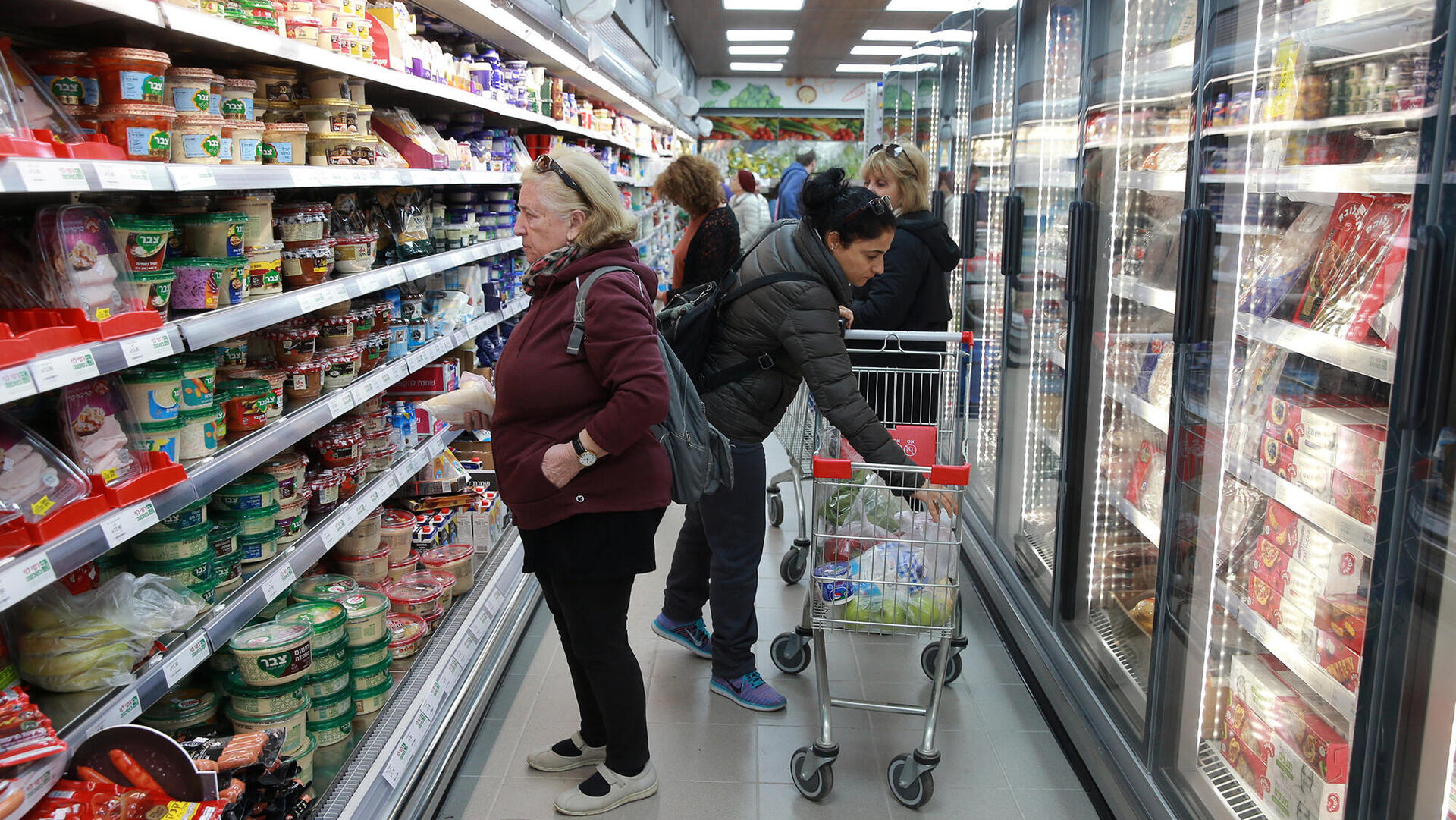 סופרמרקט קניות רשת מזון סניף של רמי לוי בשכונה הרצליה