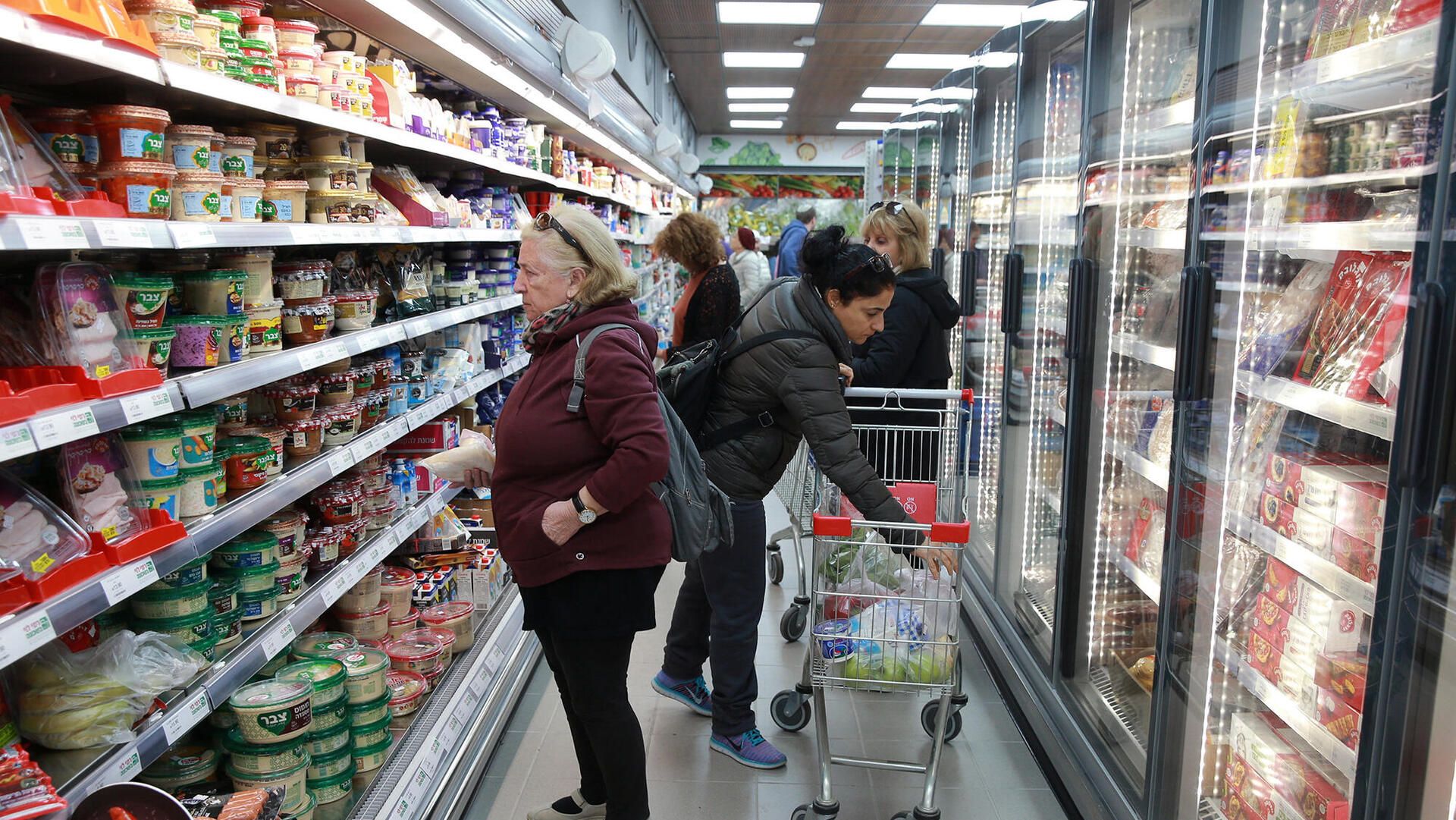 סופרמרקט קניות רשת מזון סניף של רמי לוי בשכונה הרצליה