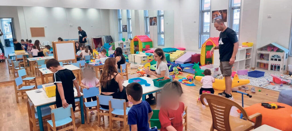מרחב בטוח לילדי בארי בים המלח. "ב־8 באוקטובר התחלנו להקים מרחבים מאילת עד חדרה" (צילום: יובל כהן אהרונוב) מרחב בטוח לילדי קיבוץ בארי בים המלח פנאי