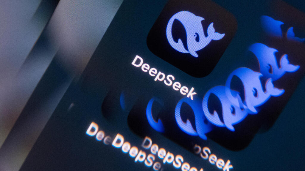 אפליקציית דיפסיק (צילום: בלומברג) אפליקציית דיפסיק DeepSeek בינה מלאכותית AI חברה סינית 2
