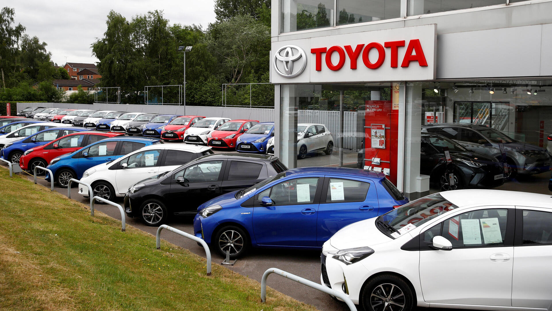 אולם תצוגה של טויוטה ב בריטניה 26.5.20