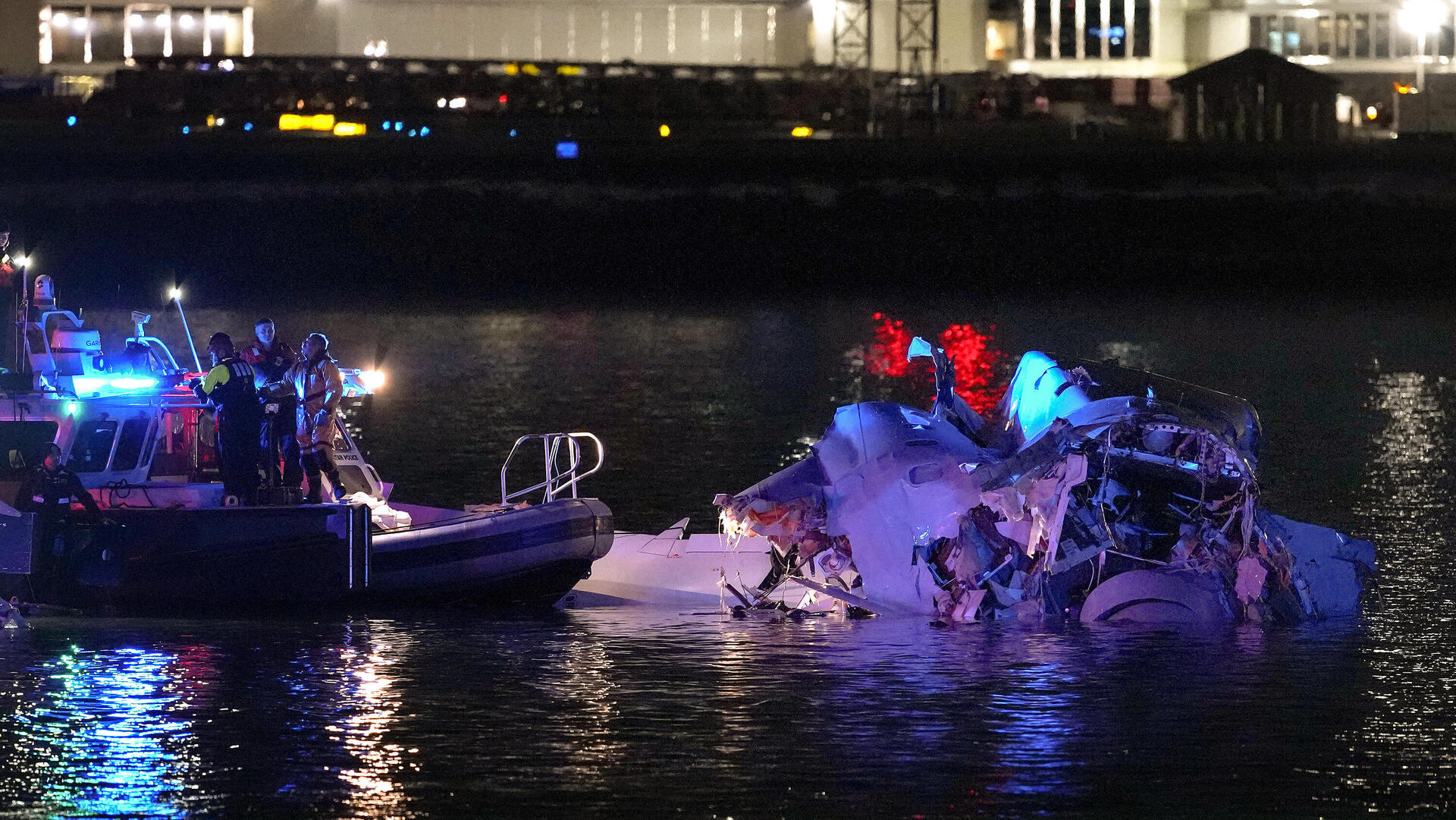 צוותי החילוץ ושרידי ה מטוס של אמריקן איירליינס שהתרסק בנהר הפוטומק 30.1.25