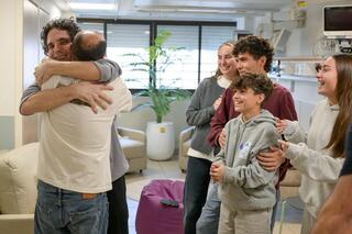 ניסן קלדרון מחבק את אחיו עופר קלדרון שחזר מהשבי