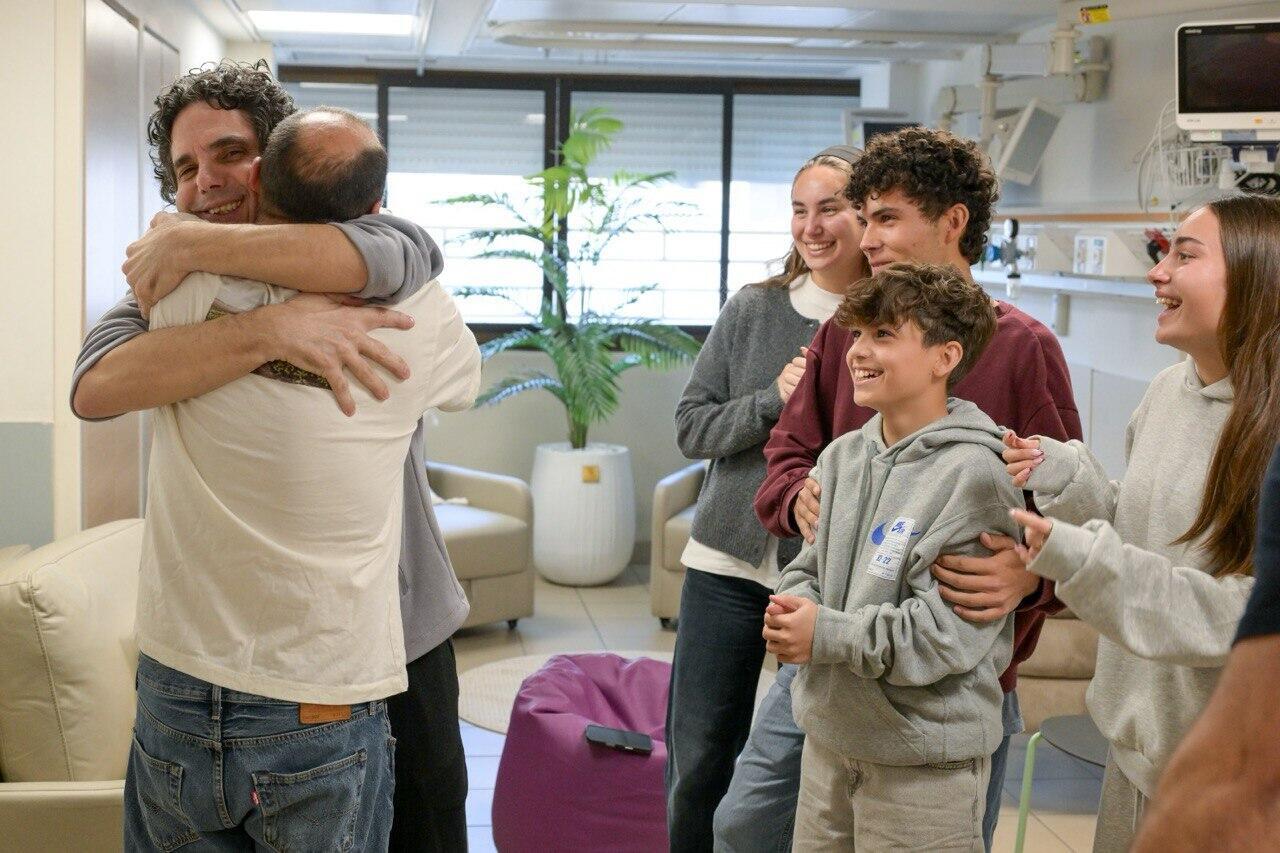 ניסן קלדרון מחבק את אחיו עופר קלדרון שחזר מהשבי