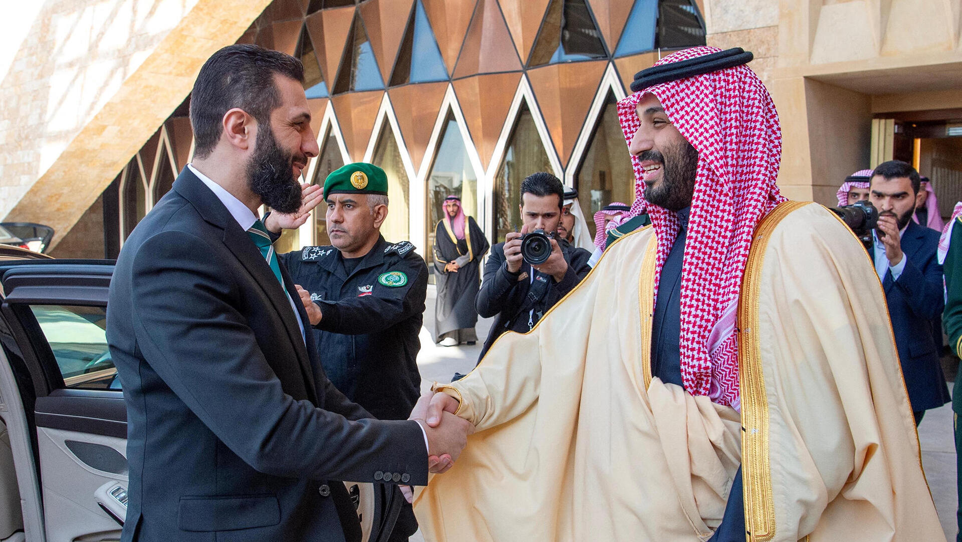 משמאל נשיא סוריה החדש אבו מוחמד אל ג'ולאני עם יורש העצר הסעודי בן סלמאן בריאד