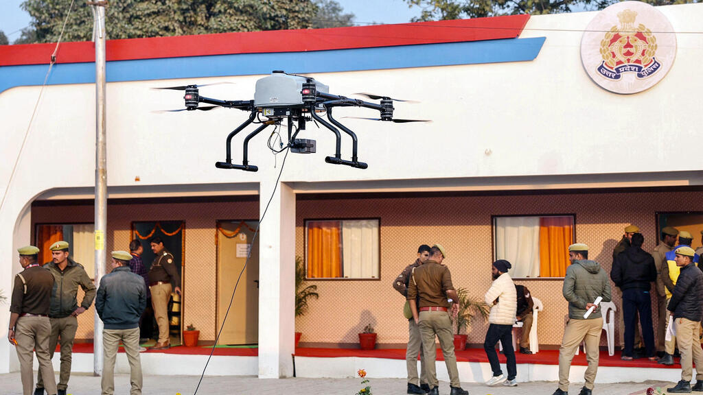 מל"ט מצויד בבינה מלאכותית בשירות משטרת הודו. שואפת לעצמאות דיגיטלית (צילום: Niharika KULKARNI / AFP) מל"ט מצויד ב בינה מלאכותית בשירות משטרת הודו