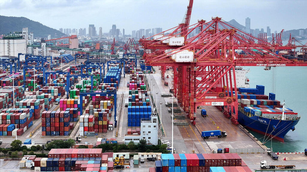 מכולות בנמל בסין