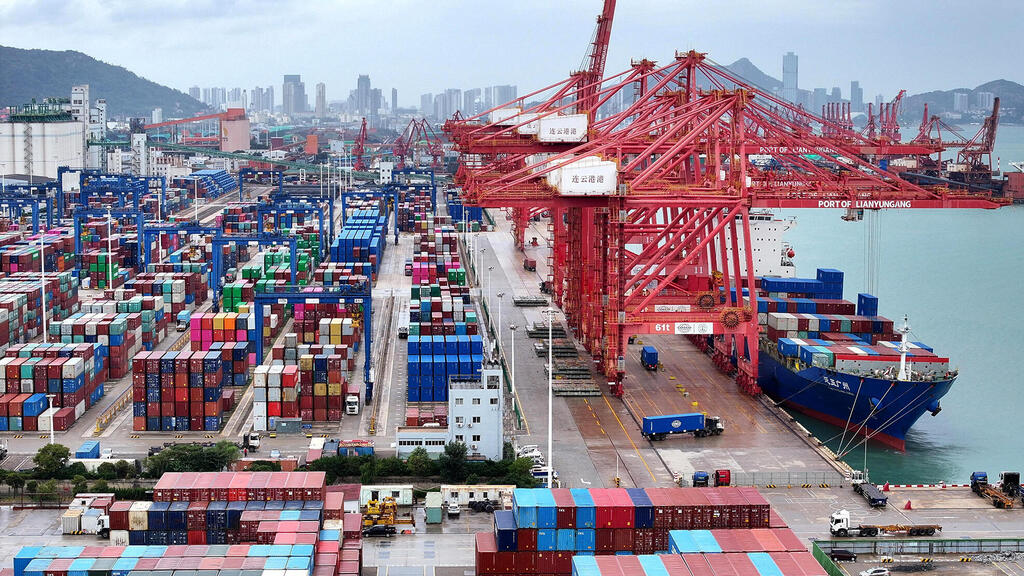 מכולות בנמל בסין. ביקוש גבוה לשבבים (צילום: China Daily via REUTERS) מכולות בנמל בסין