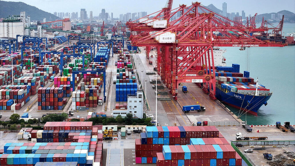 מכולות בנמל בסין