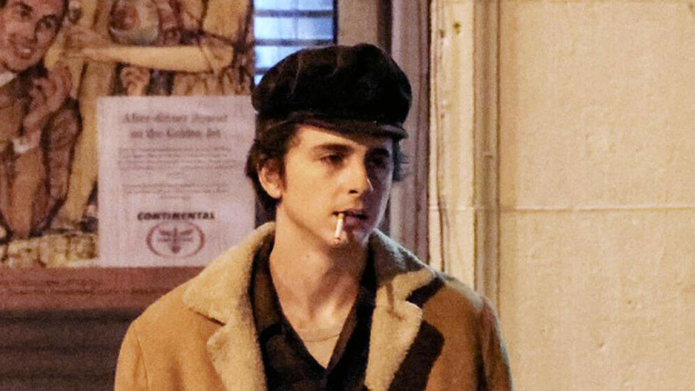 השחקן טימותי שאלאמה כ בוב דילן מתוך הסרט אנונימי לגמרי פנאי