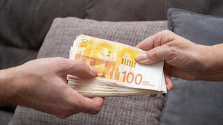 כסף שקלים שטרות מועברים מ יד ל יד עסקה