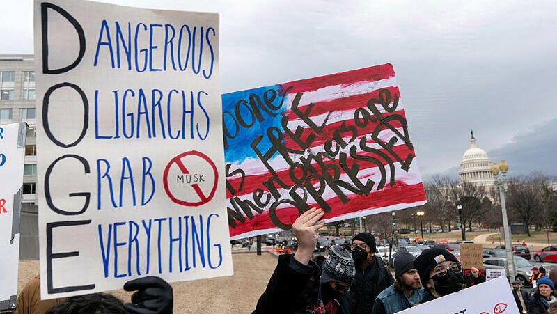 הפגנה ב וושינגטון ארה"ב נגד תוכנית הקיצוצים בכוח אדם של אלון מאסק ו דונלד טראמפ פברואר 2025