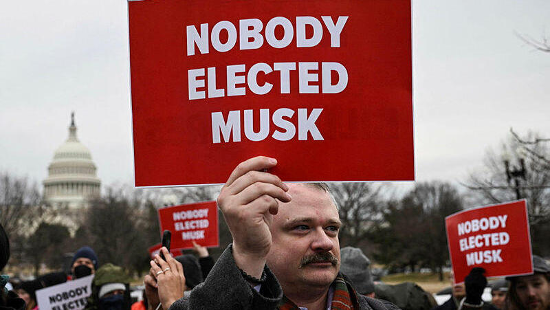הפגנה ב וושינגטון ארה"ב נגד תוכנית ממשל טראמפ ו אלון מאסק לקיצוץ בכוח העבודה הפדרלי פברואר 2025