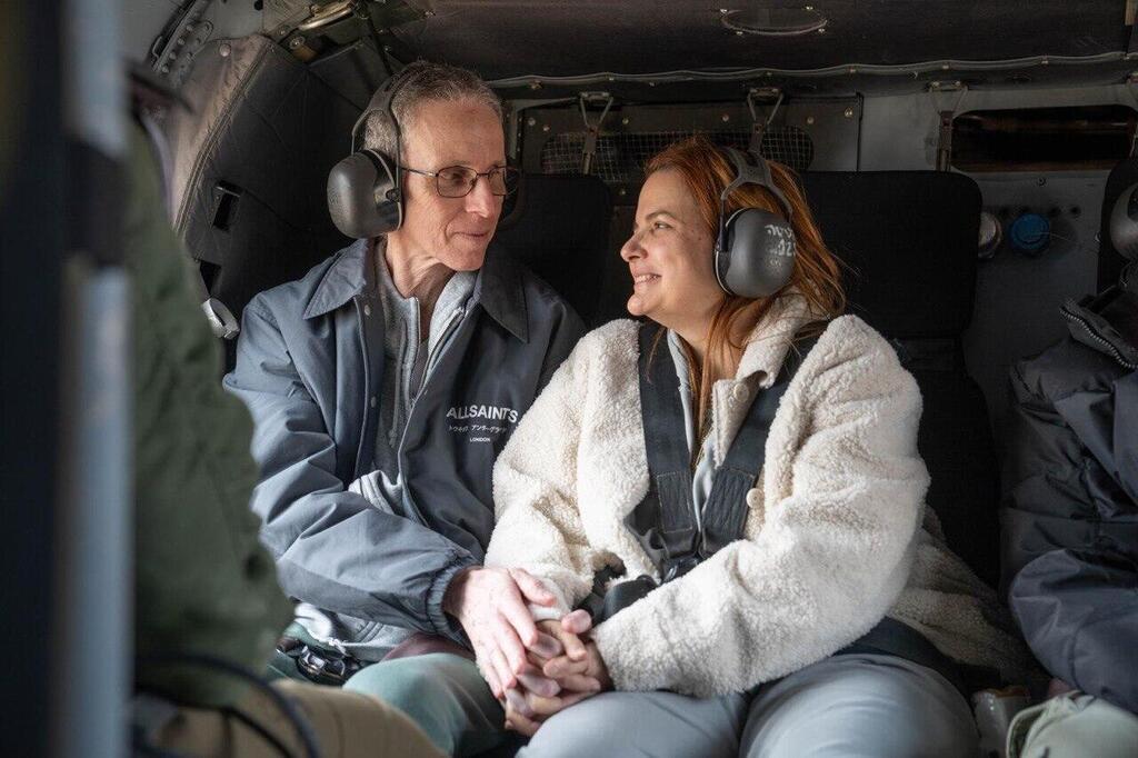 אוהד בן עמי עם רעייתו רז במסוק בדרכם לבית החולים לאחר שחרורו מהשבי