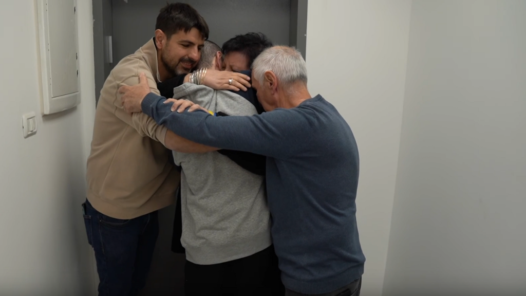 אור לוי מחבק את הוריו ואחיו אחרי השחרור משבי חמאס 8.2.25
