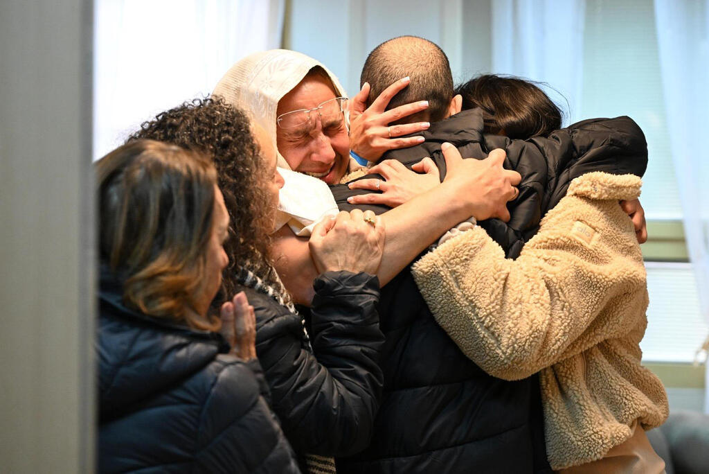 אלי שרעבי נפגש עם משפחתו בבית החולים