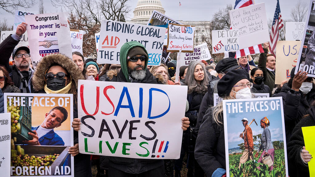 הפגנה נגד התוכנית של מאסק לסגור את סוכנות USAID