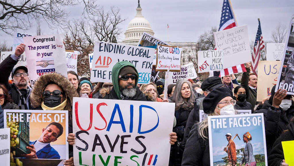 הפגנה נגד התוכנית של מאסק לסגור את סוכנות USAID