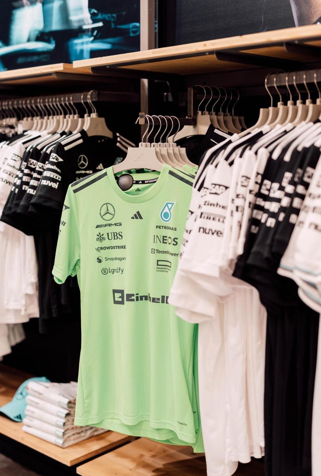 adidas השיקה את קולקציית פורמולה 1 בשיתוף מרצדס AMG 