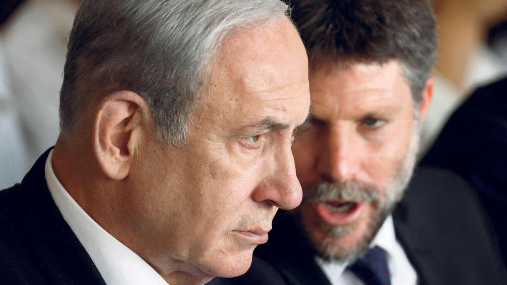 ראש הממשלה בנימין נתניהו וברקע שר האוצר בצלאל סמוטריץ'
