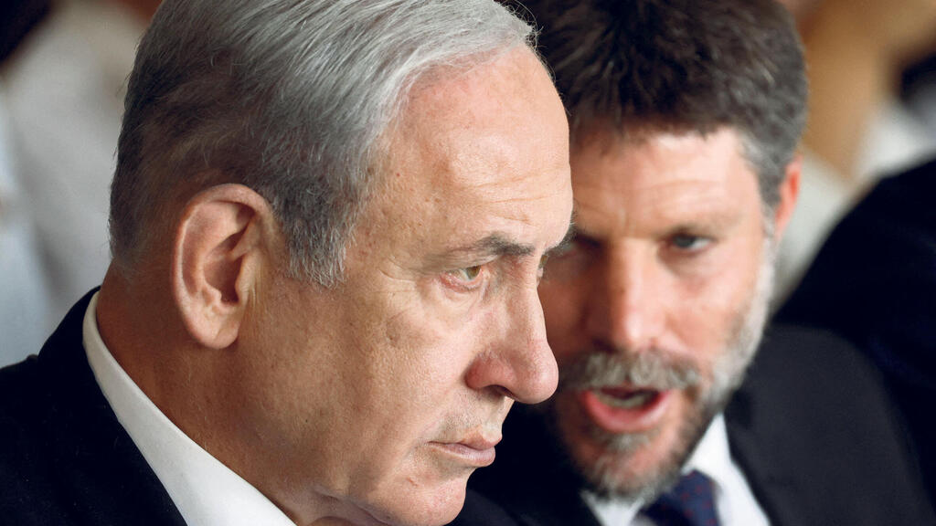 ראש הממשלה בנימין נתניהו וברקע שר האוצר בצלאל סמוטריץ' (צילום: REUTERS/ Amir Cohen) ראש הממשלה בנימין נתניהו וברקע שר האוצר בצלאל סמוטריץ'
