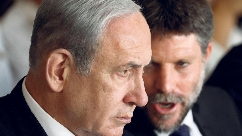 ראש הממשלה בנימין נתניהו וברקע שר האוצר בצלאל סמוטריץ'