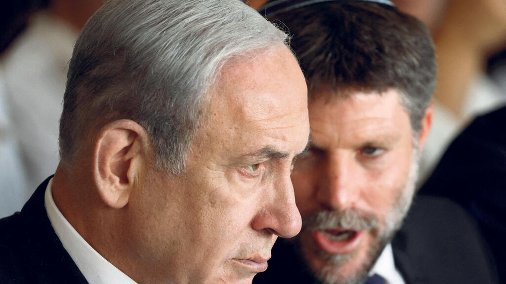 ראש הממשלה בנימין נתניהו וברקע שר האוצר בצלאל סמוטריץ'