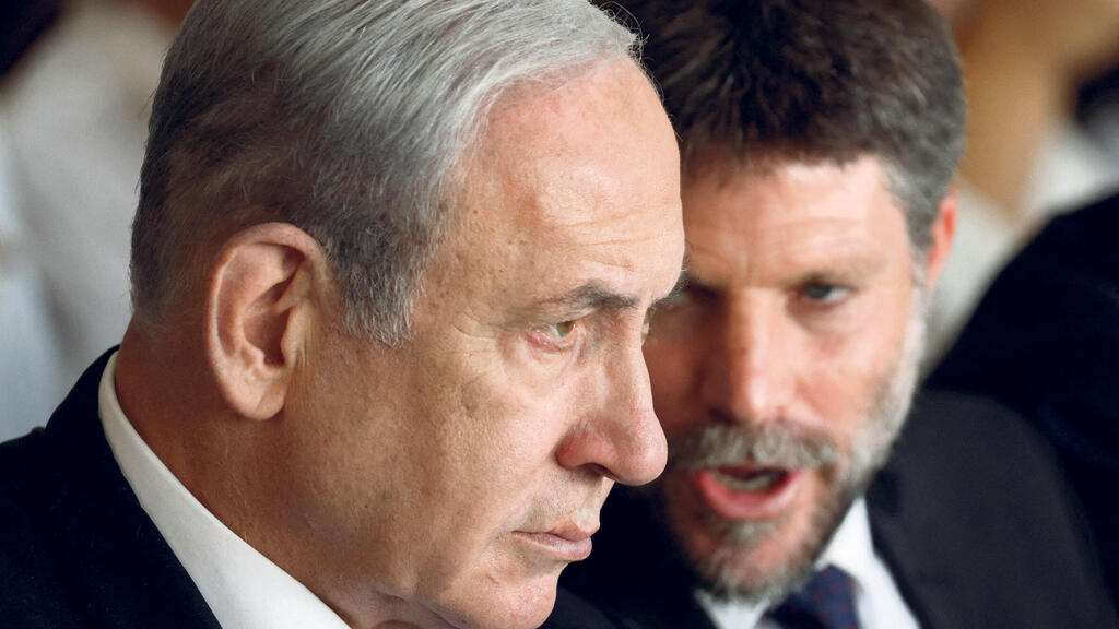 נתניהו וסמוטריץ' (צילום: REUTERS/ Amir Cohen) ראש הממשלה בנימין נתניהו וברקע שר האוצר בצלאל סמוטריץ'