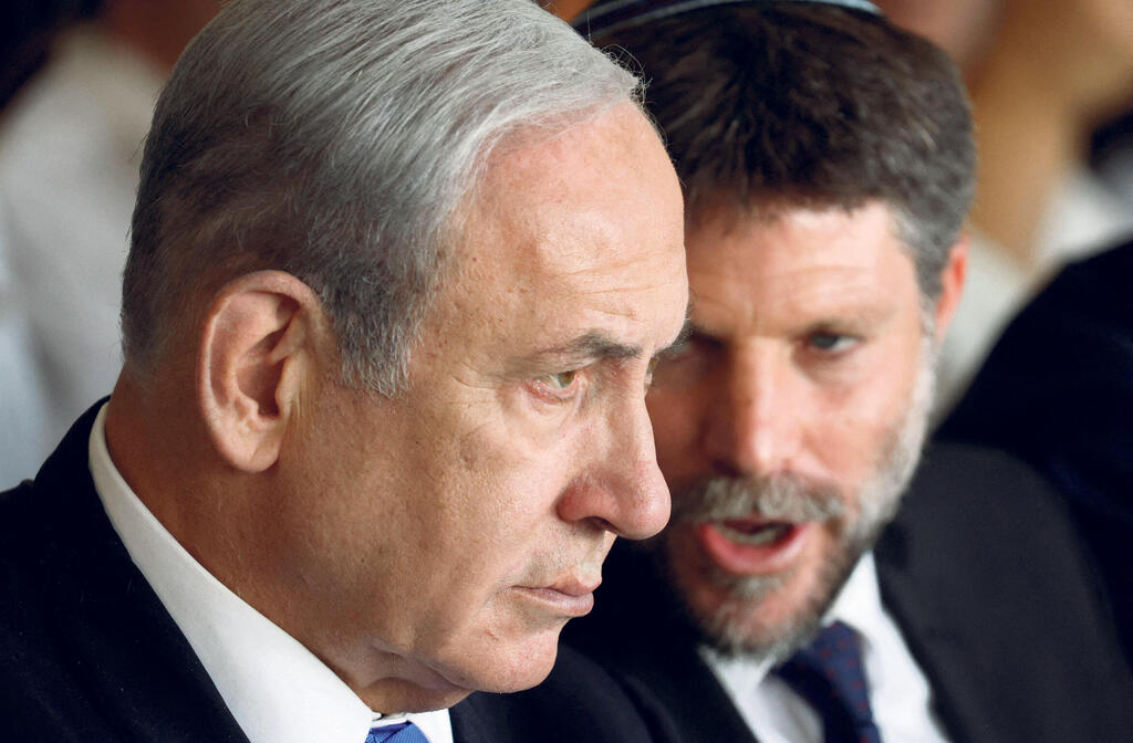 ראש הממשלה בנימין נתניהו וברקע שר האוצר בצלאל סמוטריץ'