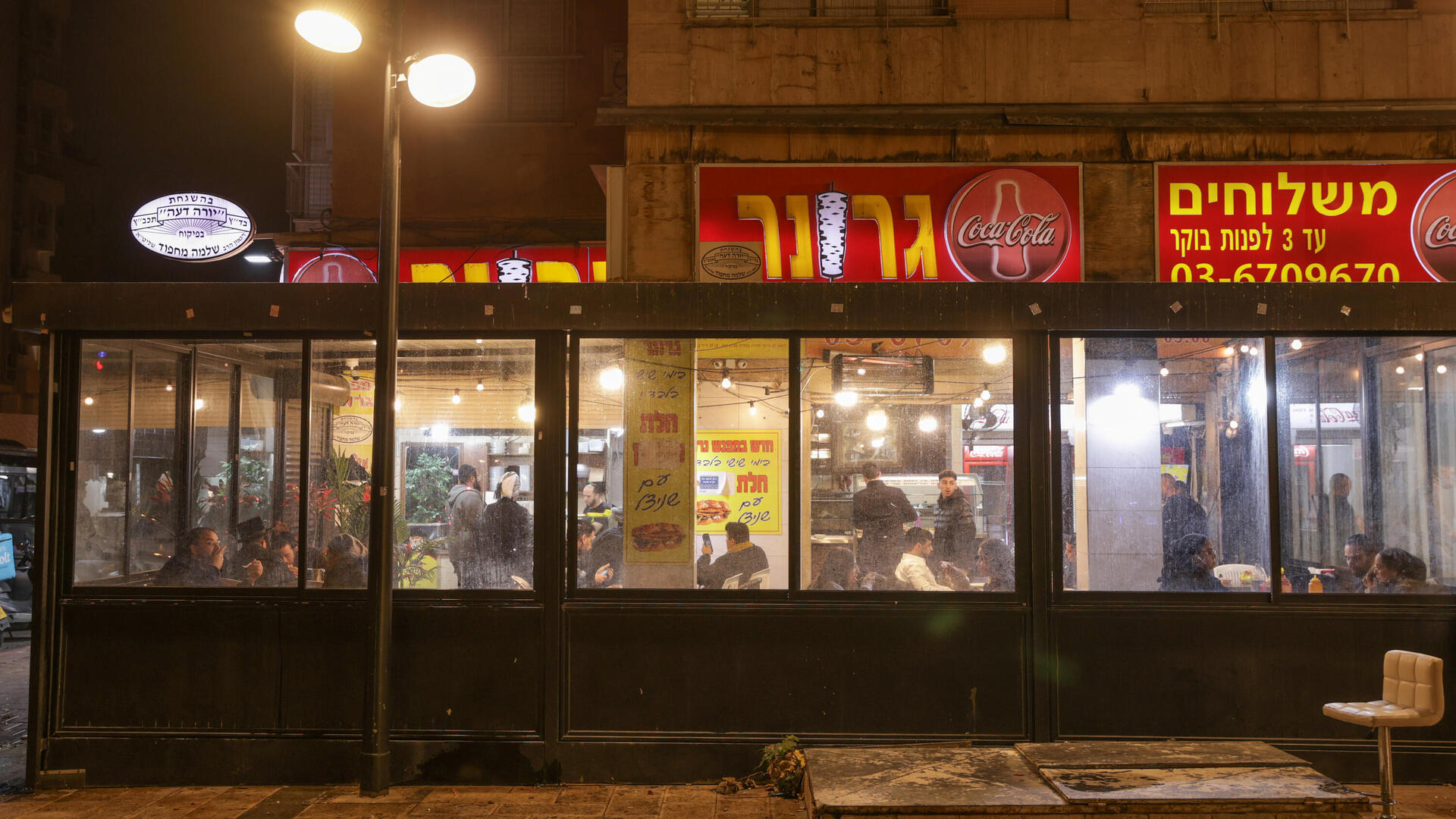 מפגש גרונר, רמת גן. "כולם באים לפה, גם חילונים, גם מתל אביב, גם נשים, אנשים שיוצאים מחתונות ונשארים רעבים", אומר מרדכי לוי, מנהל משמרות הלילה