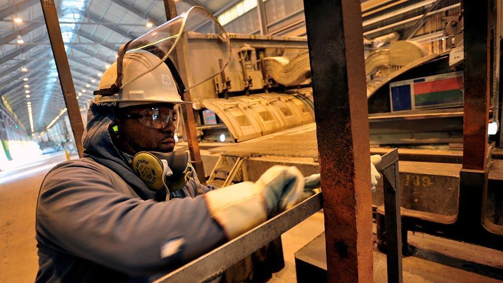 פועל במפעל אלקואה