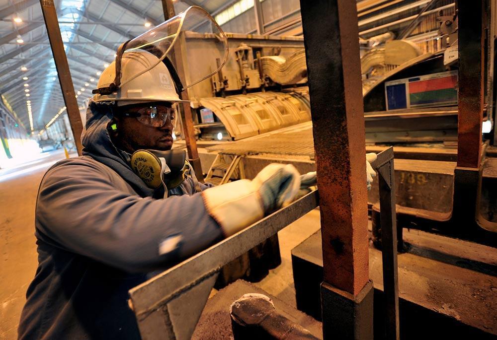 פועל במפעל אלקואה (צילום: בלומברג) פועל במפעל אלקואה