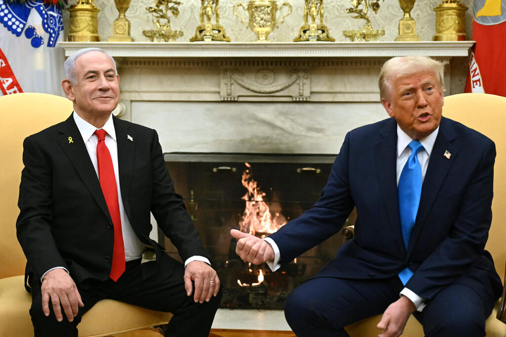 נתניהו וטראמפ בוושינגטון, בשבוע שעבר. נתניהו אוחז בכאוס של טראמפ כמוצא שלל רב. הוא מאפשר לו מרחב אינסופי כמעט של הדבר המועדף עליו: חוסר פעולה (צילום: AFP) נתניהו וטראמפ בוושינגטון, בשבוע שעבר. נתניהו אוחז בכאוס של טראמפ כמוצא שלל רב. הוא מאפשר לו מרחב אינסופי כמעט של הדבר המועדף עליו: חוסר פעולה