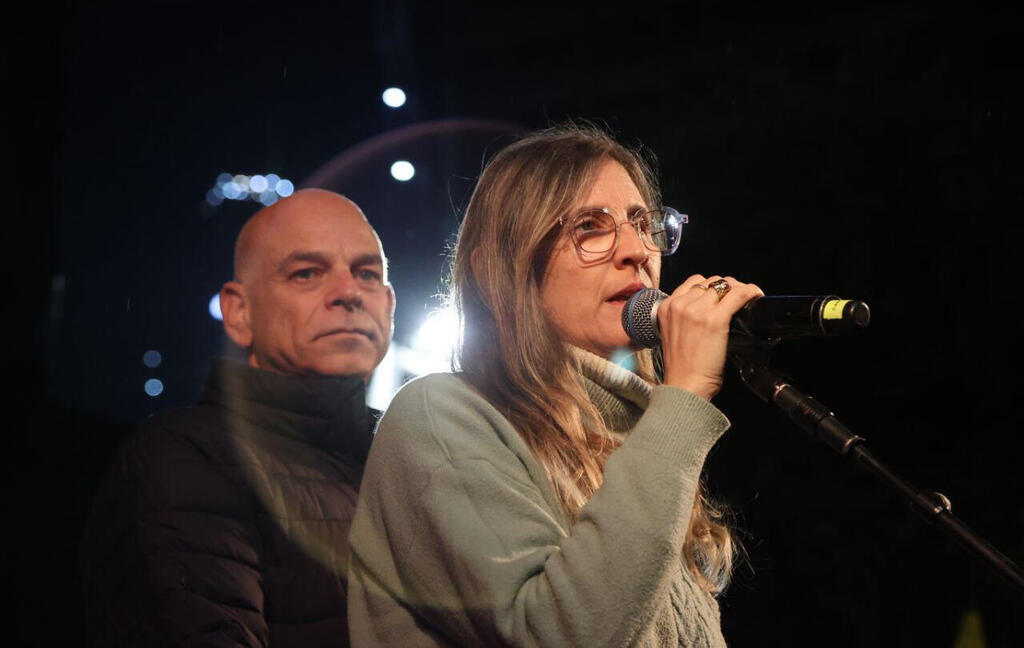 עידית וקובי אהל, הוריו של אלון המוחזק בתנאים קשים בעזה, מציינים את יום הולדתו, השבוע בכיכר החטופים. ההורים לא ירימו ידיים לעולם