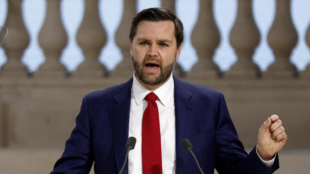 ג'יי.די ואנס, אתמול בפריז. "ארה"ב היא המובילה ב־AI" (צילום: REUTERS/Benoit Tessier) סגן נשיא ארה"ב ג'יי.די ואנס