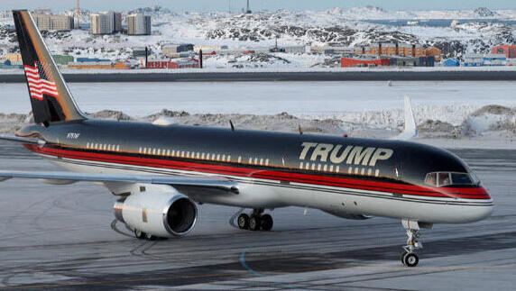 המטוס של דונלד טראמפ 2 שעליו בנו דונלד טראמפ ג'וניור מגיע לגרינלנד ינואר 2025