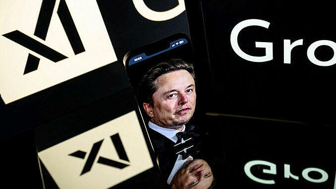 אלון מאסק גרוק xAI בינה מלאכותית צילום של מסכים בתערוכה טכנולוגית