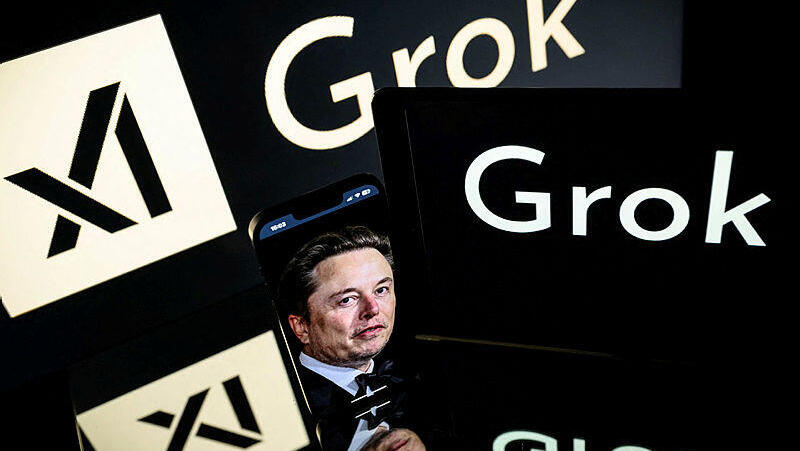 אלון מאסק גרוק xAI בינה מלאכותית צילום של מסכים בתערוכה טכנולוגית