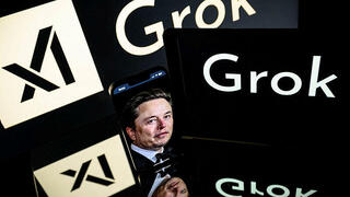 אלון מאסק גרוק xAI בינה מלאכותית צילום של מסכים בתערוכה טכנולוגית