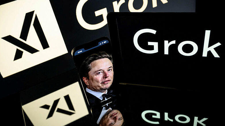 אלון מאסק גרוק xAI (צילום: Lionel BONAVENTURE / AFP) אלון מאסק גרוק xAI בינה מלאכותית צילום של מסכים בתערוכה טכנולוגית