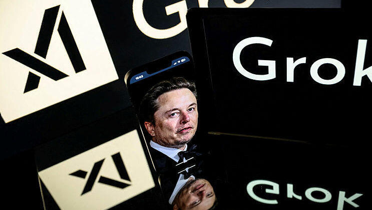 אלון מאסק גרוק xAI בינה מלאכותית צילום של מסכים בתערוכה טכנולוגית