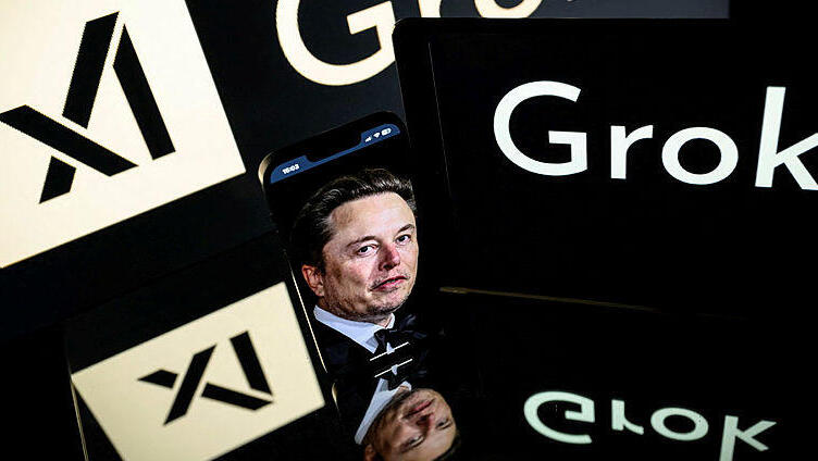 אלון מאסק גרוק xAI בינה מלאכותית צילום של מסכים בתערוכה טכנולוגית