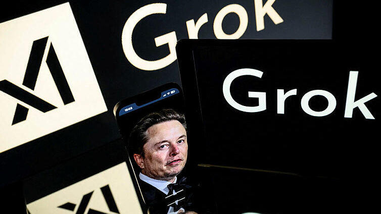 אלון מאסק גרוק xAI בינה מלאכותית צילום של מסכים בתערוכה טכנולוגית