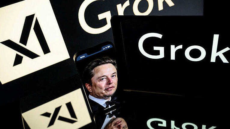 אלון מאסק גרוק xAI בינה מלאכותית צילום של מסכים בתערוכה טכנולוגית