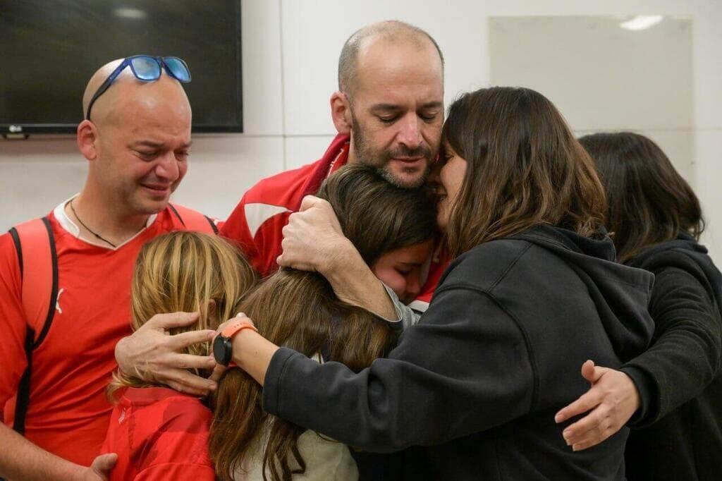 יאיר הורן במדי הפועל באר שבע מחבק את בני משפחתו
