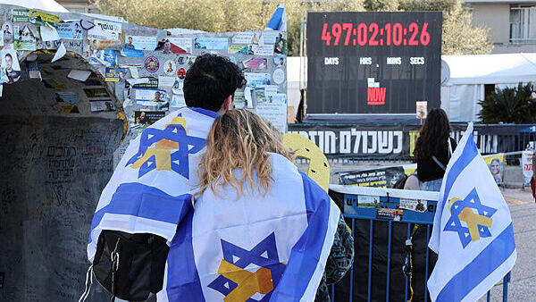כיכר החטופים ב תל אביב