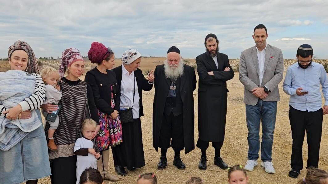 אנשי נחלה דניאלה וייס והשר יצחק גולדקנופף באזור עזה