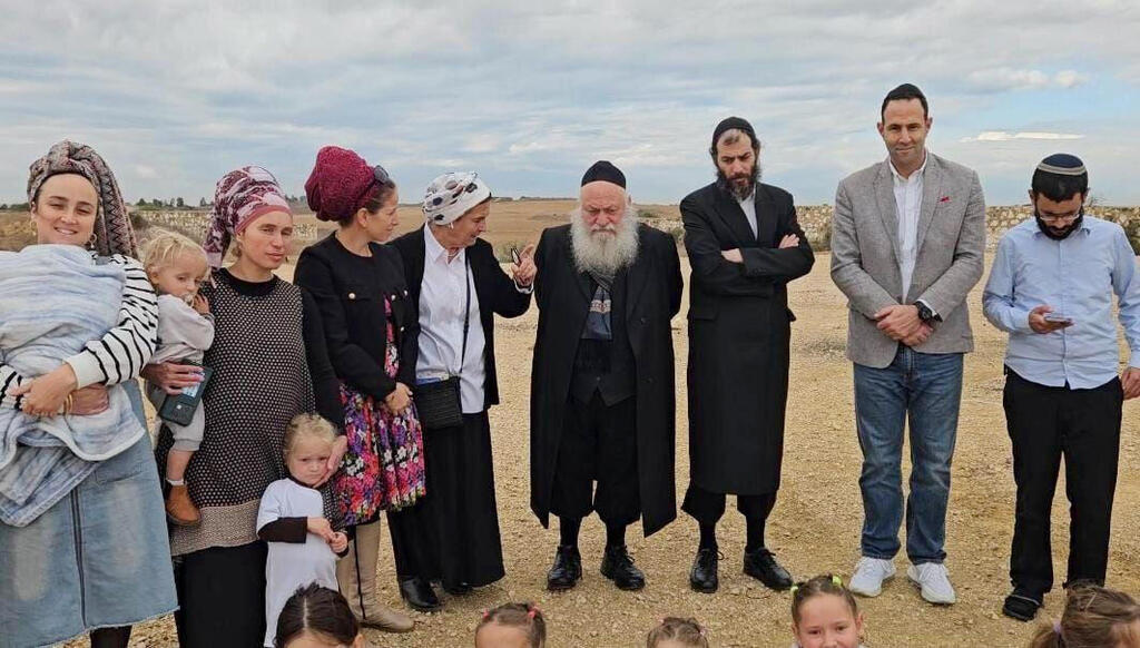 אנשי נחלה דניאלה וייס והשר יצחק גולדקנופף באזור עזה