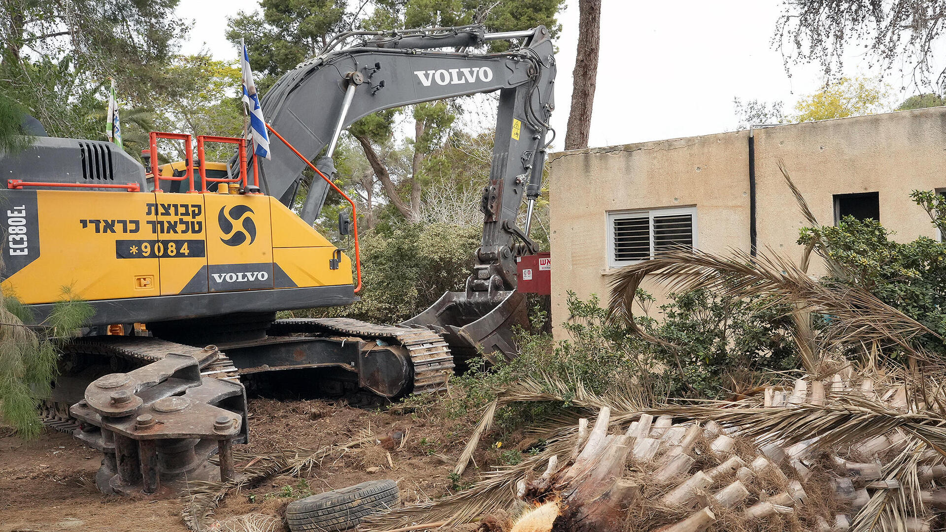 דחפורים מתחילים בהרס בתים ב קיבוץ ניר עוז לפני שיקומם